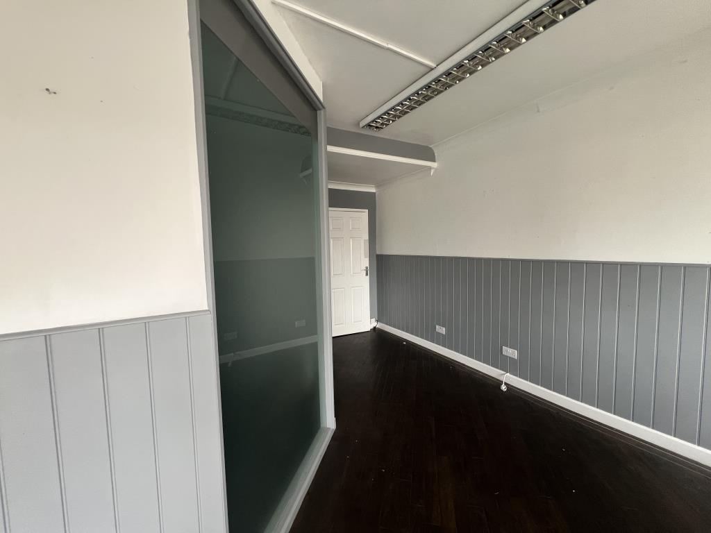 Lot: 106 - VACANT COMMERCIAL UNIT WITH FREEHOLD INVESTMENT - Extra internal photo of salon